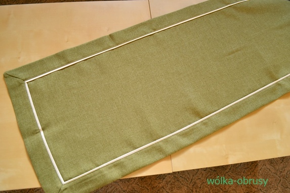 40x200cm bieżnik imitujący len oliwkowy z ecru lamówką (002-15) (1)