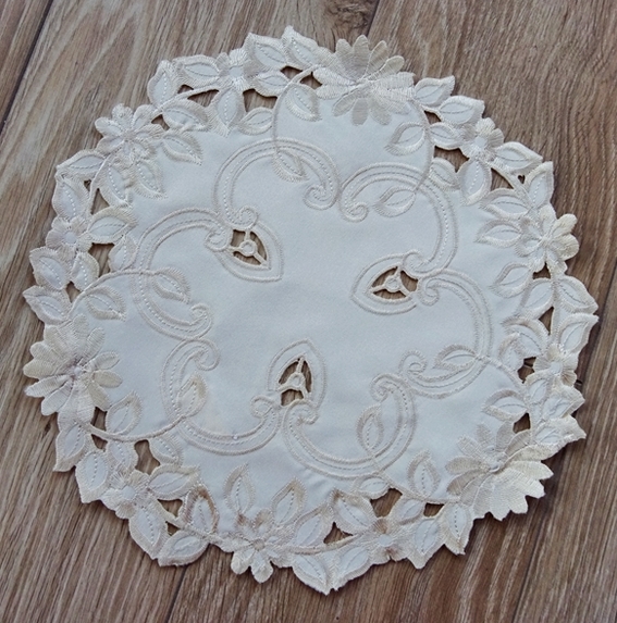30 cm serwetka haftowana ECRU -paczka 6 szt (128092-4,5) (1)