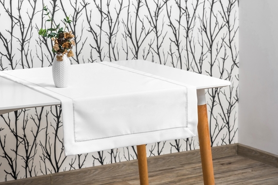 60x120 cm bieżnik imitujący len biały ze srebrną lamówką (002-13) (1)