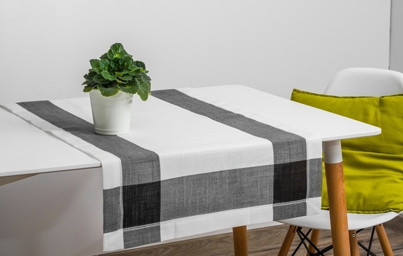 40x140 cm bieżnik imitujący len CZARNA KRATA (510-12) (1)