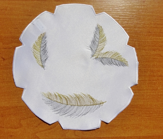 30 cm serwetka haftowana BIAŁA W PIÓRA -paczka 6 szt (1902-4) (1)
